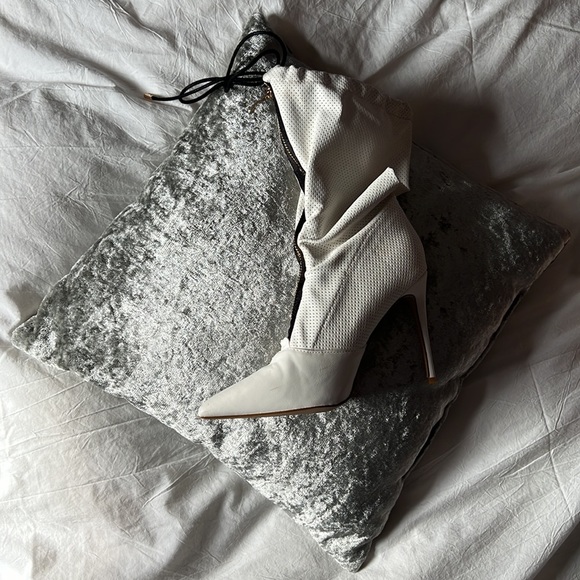 Fashion Nova white heeled boots - Picture 4 of 4